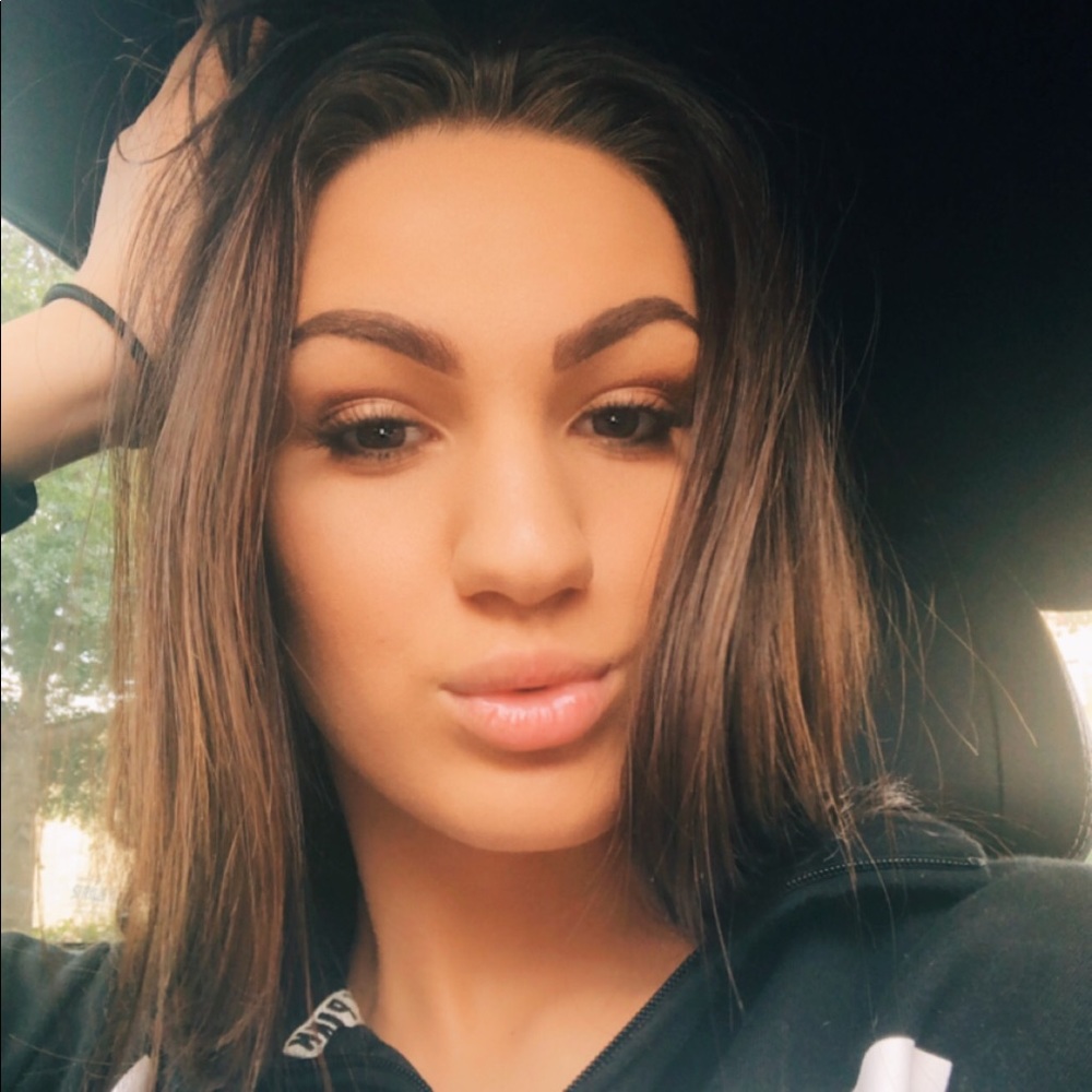 Meet your Posher, Danielle
